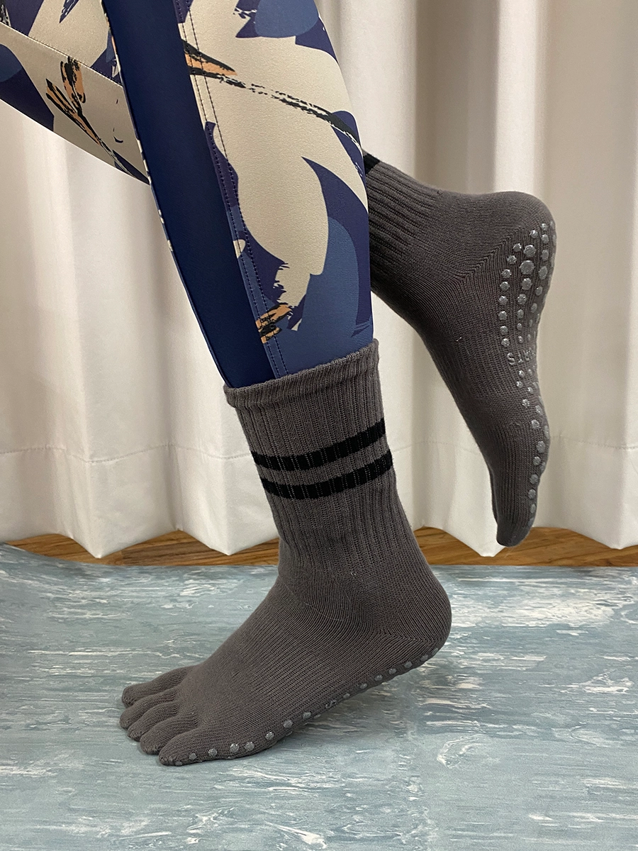 【水陸両用アイテム】トロピカル柄ヘアバンド(233039) グレー着用 抽象柄フルレギンスとコーディネート