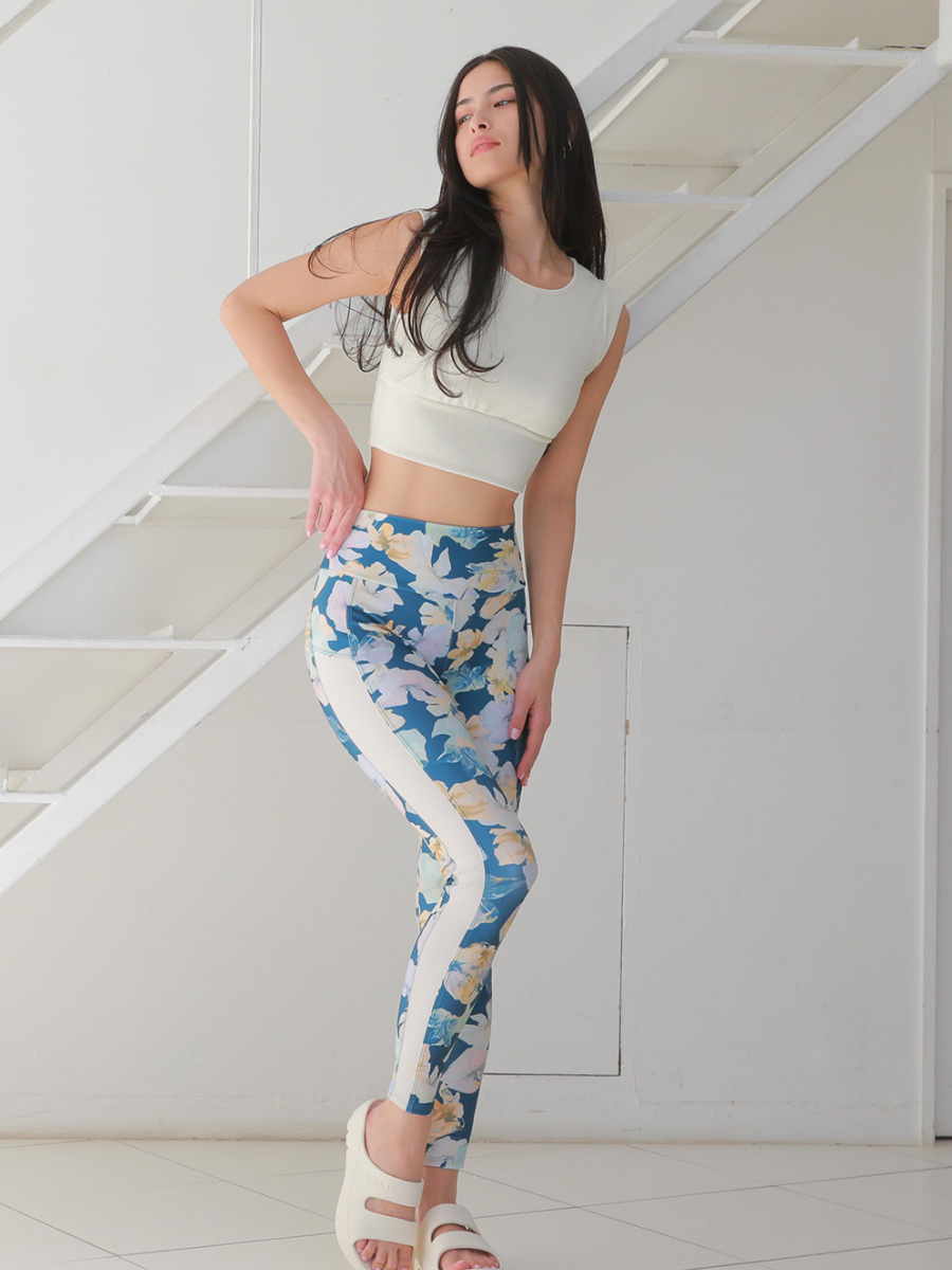 グリーン着用　リブ素材プチスリーブブラトップスとコーディネート