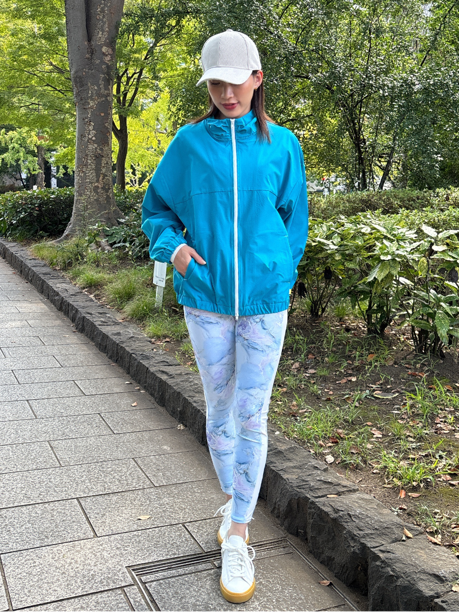 エメラルドグリーン着用　マーブル柄フルレギンスとコーディネート