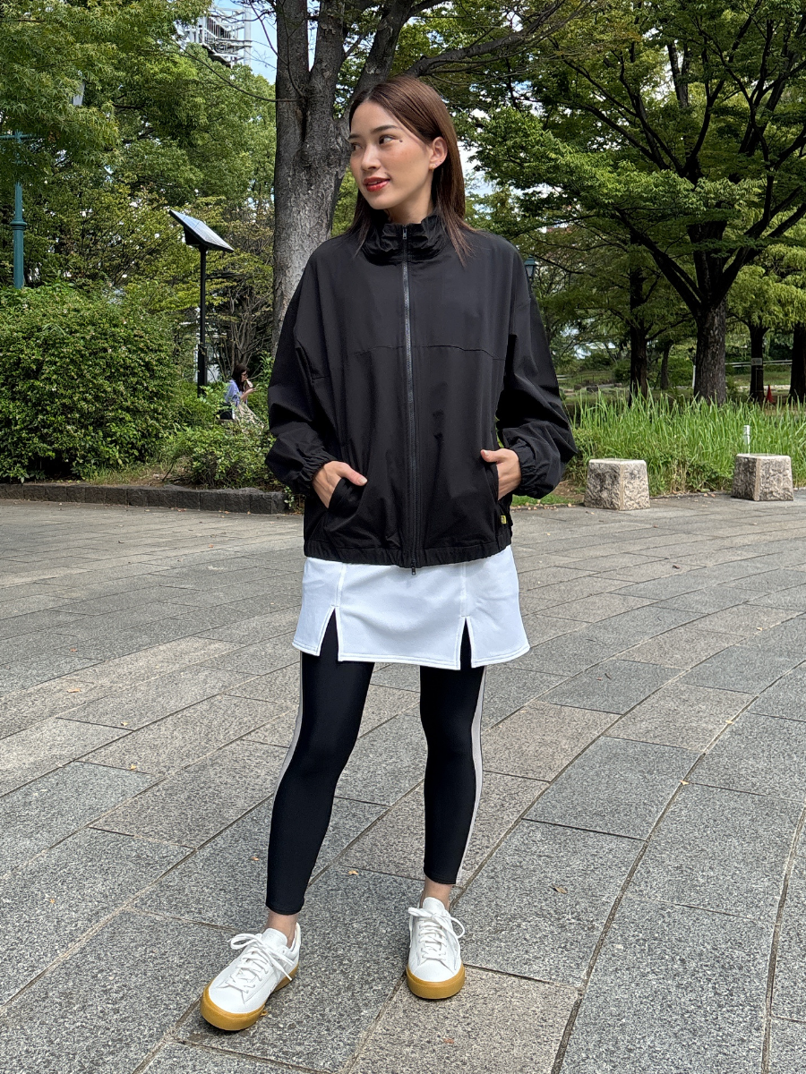 ブラック着用　ダンボールニット素材スカートとバイカラーレギンスとコーディネート