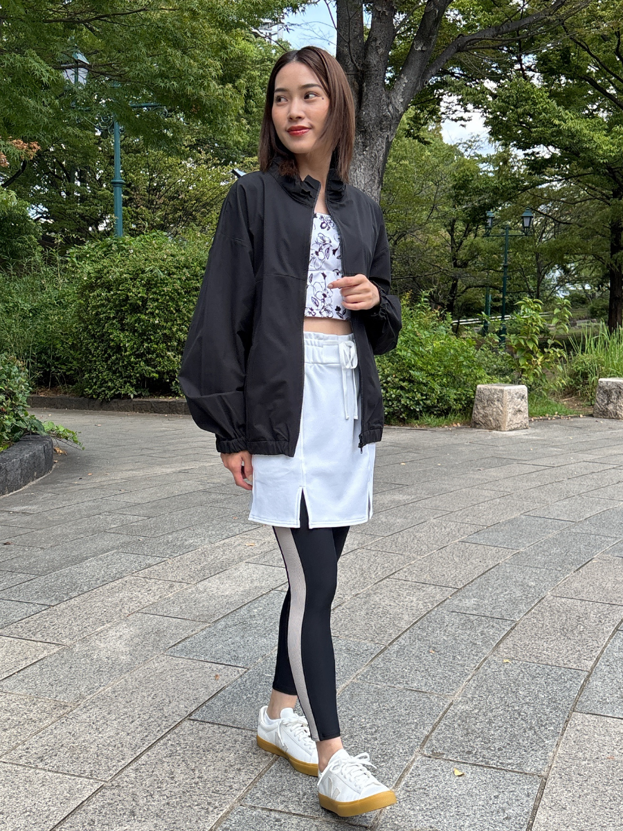 ブラック着用　ダンボールニット素材スカートとバイカラーレギンスとコーディネート