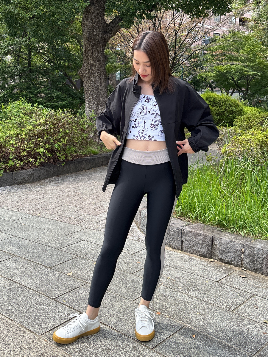 ブラック着用　モノクロ線画フラワー柄トップスとバイカラーレギンスとコーディネート
