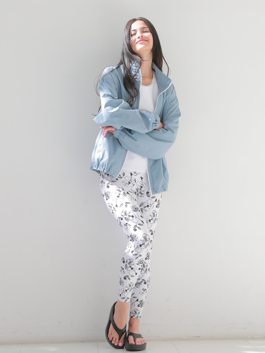 サックス着用　メッシュ切り替えペプラムタンクブラトップスとモノクロ線画フラワープレーンレギュラーレギンスとコーディネート