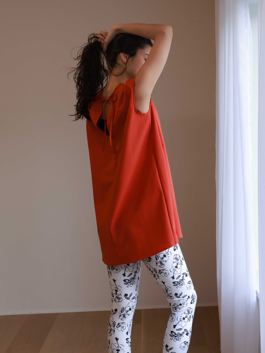 オレンジ着用　モノクロ線画フラワープレーンレギュラーレギンスとコーディネート