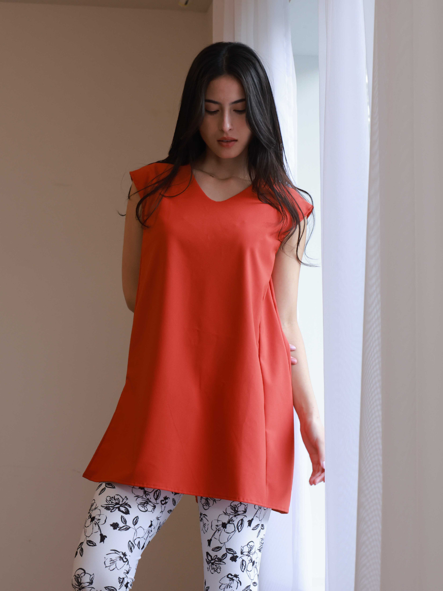 オレンジ着用　モノクロ線画フラワープレーンレギュラーレギンスとコーディネート