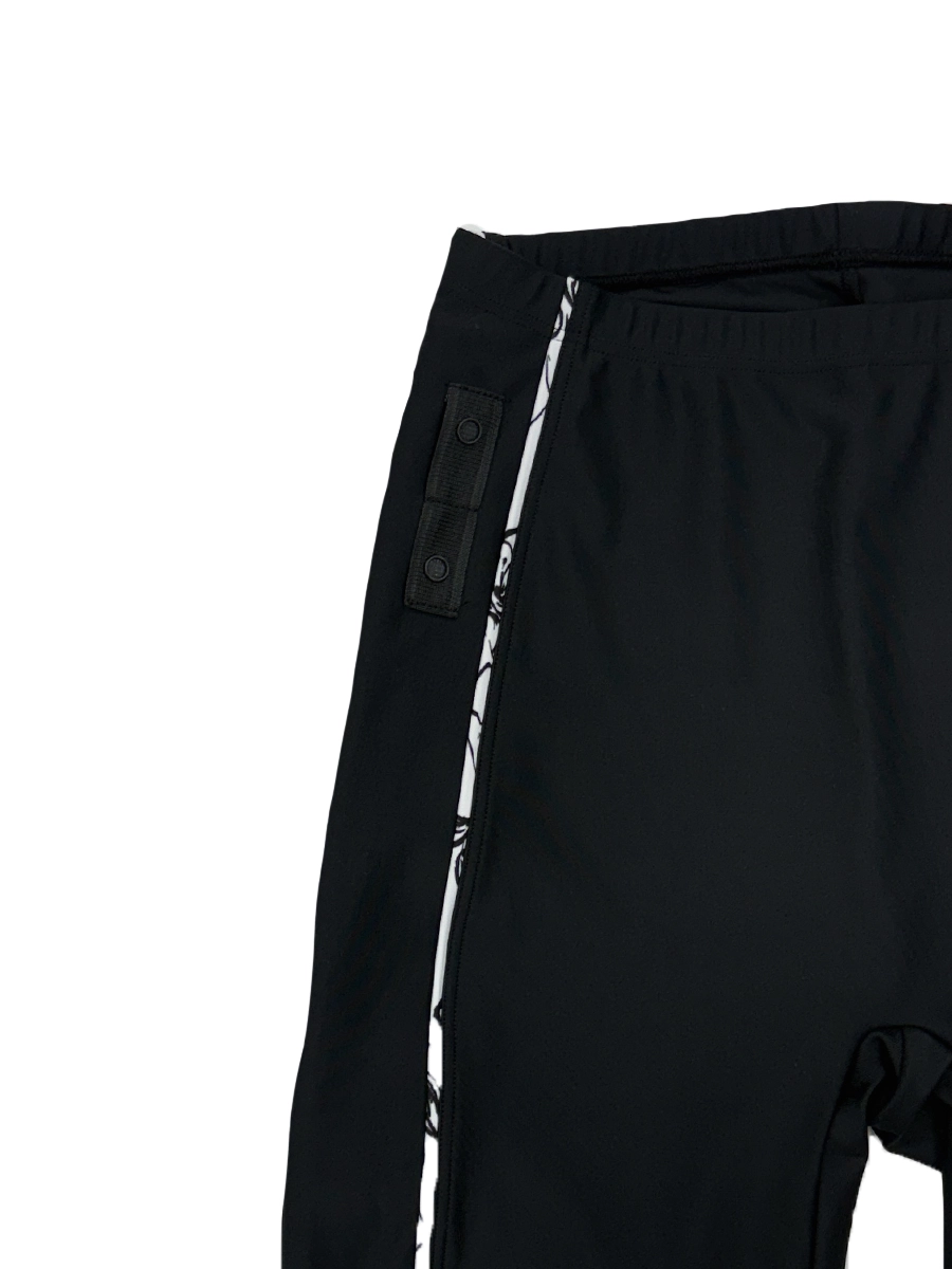 両サイドにはめくれ上がり防止のスナップボタン付き