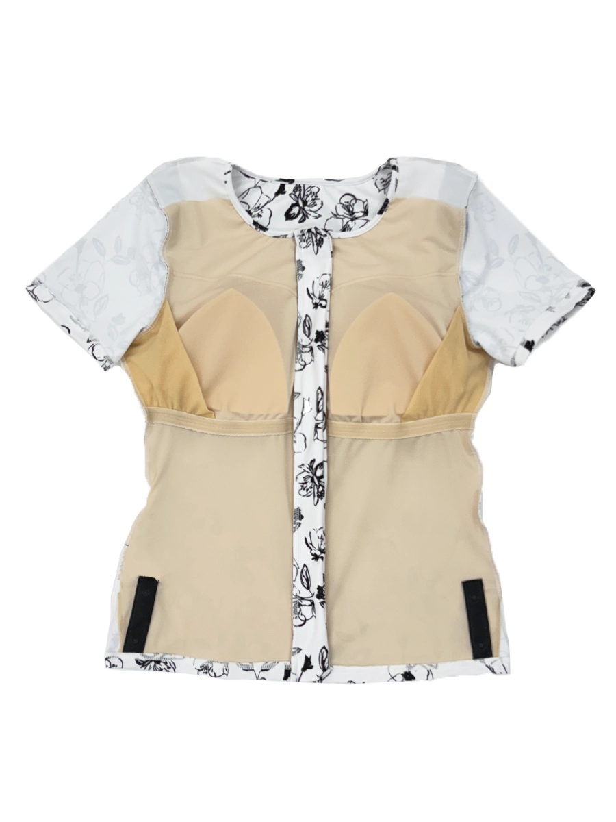 カップ部分　両サイドにはめくれ上がり防止のスナップボタン付き