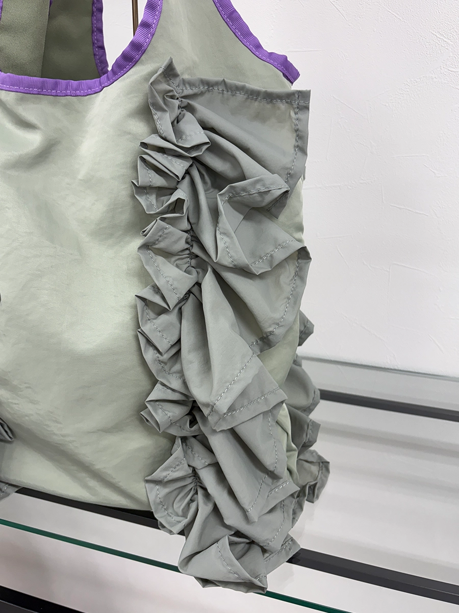 両サイドには大きなフリル