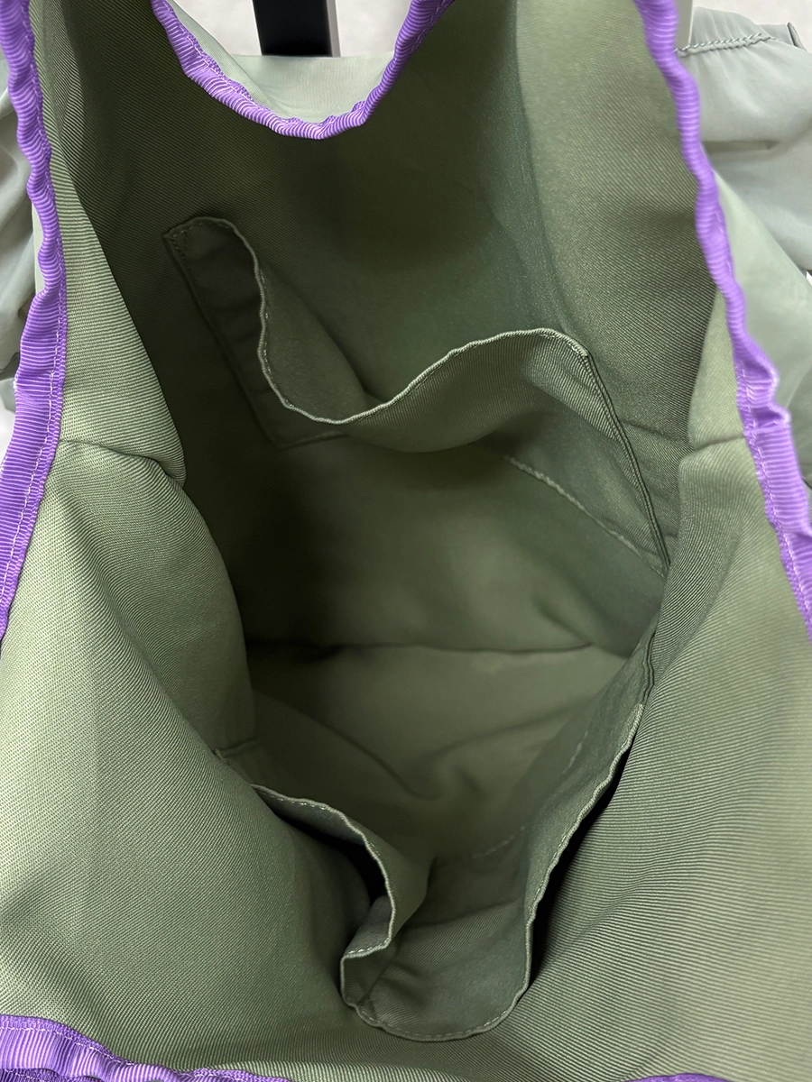 中にはポケット付き