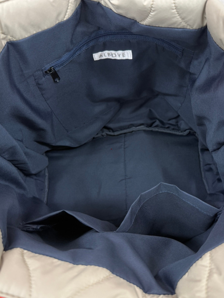 内側にポケットあり