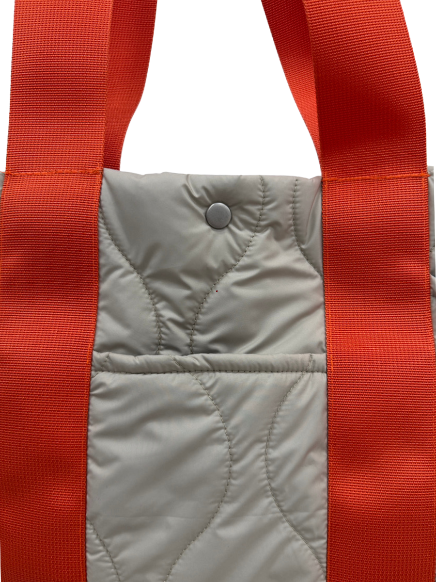 スナップ付き　外側にもポケットあり