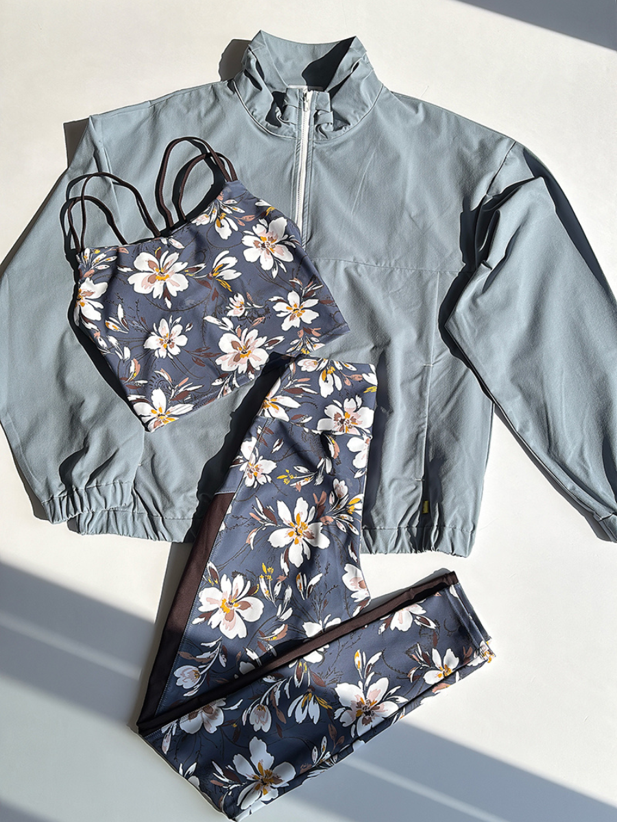 同じシリーズのレギンスとUVカットスタンドネックオーバーライトブルゾンとコーディネート