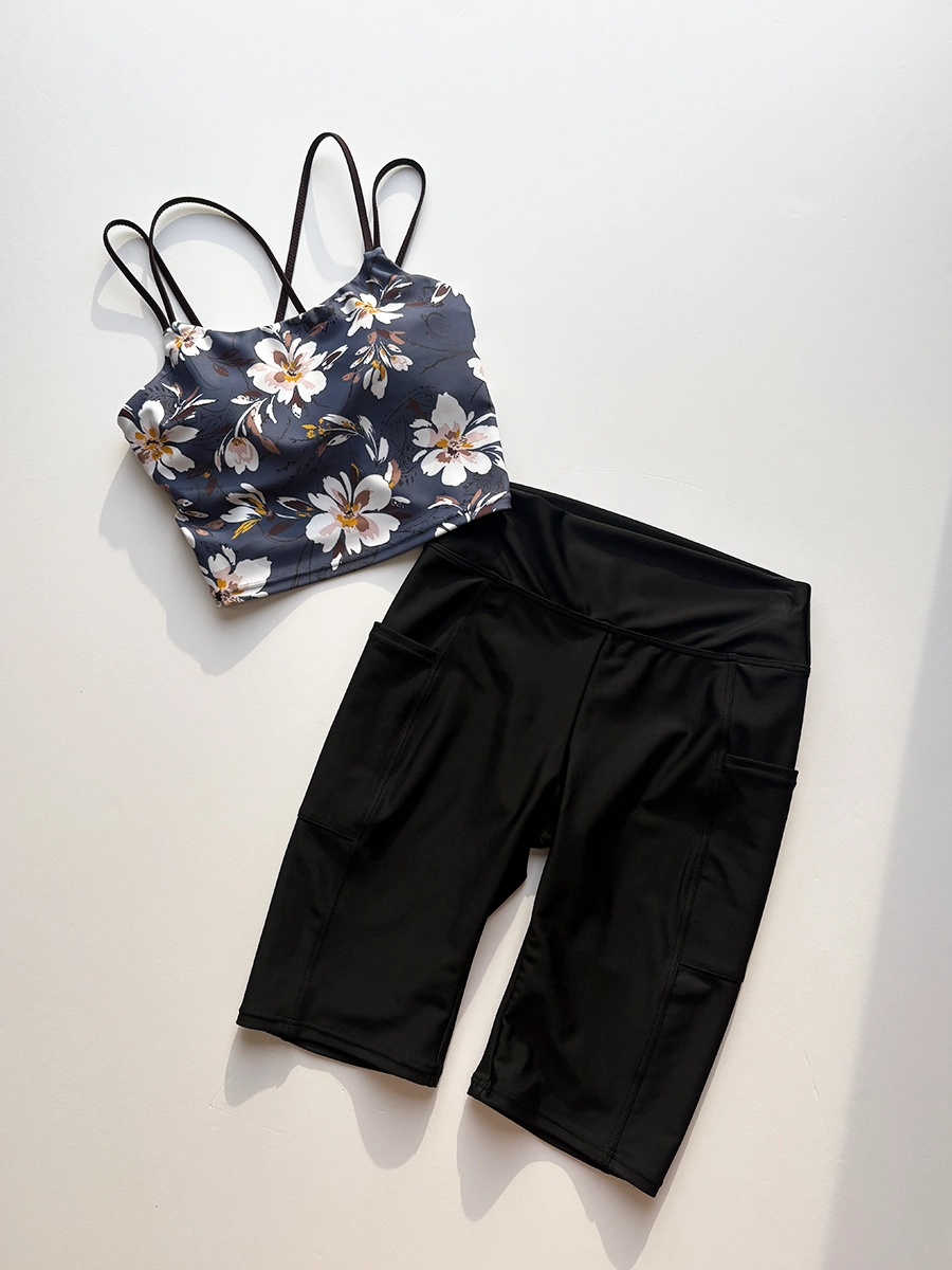 レギンスは近日入荷予定